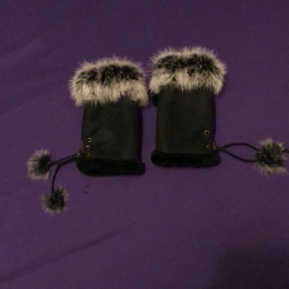 Black and white fur fingerless gloves.